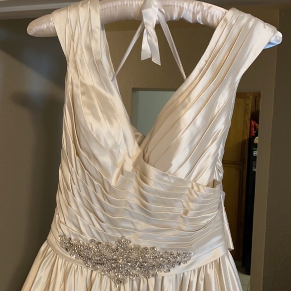 Wedding Dress - Brand New! Never Worn - Picture 4 of 11